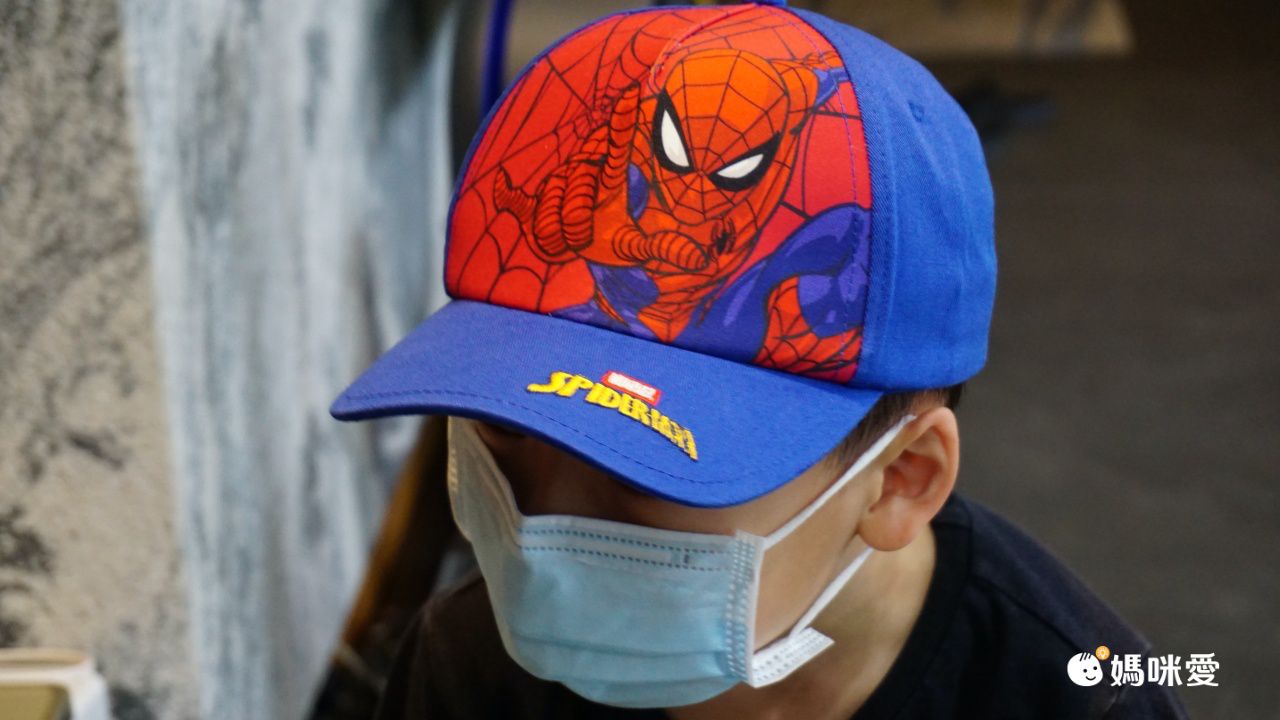 卡通英雄兒童棒球帽-蜘蛛人眼睛(黃英文字)-紅+深藍