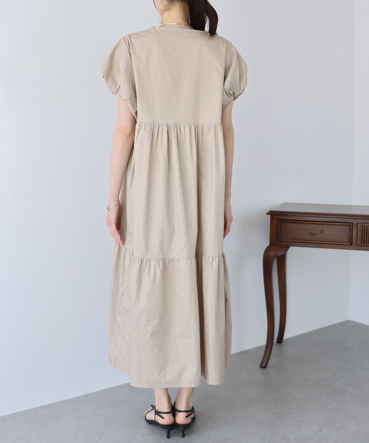 日本 BLUE EAST - 優雅的她泡泡袖洋裝-經典黑