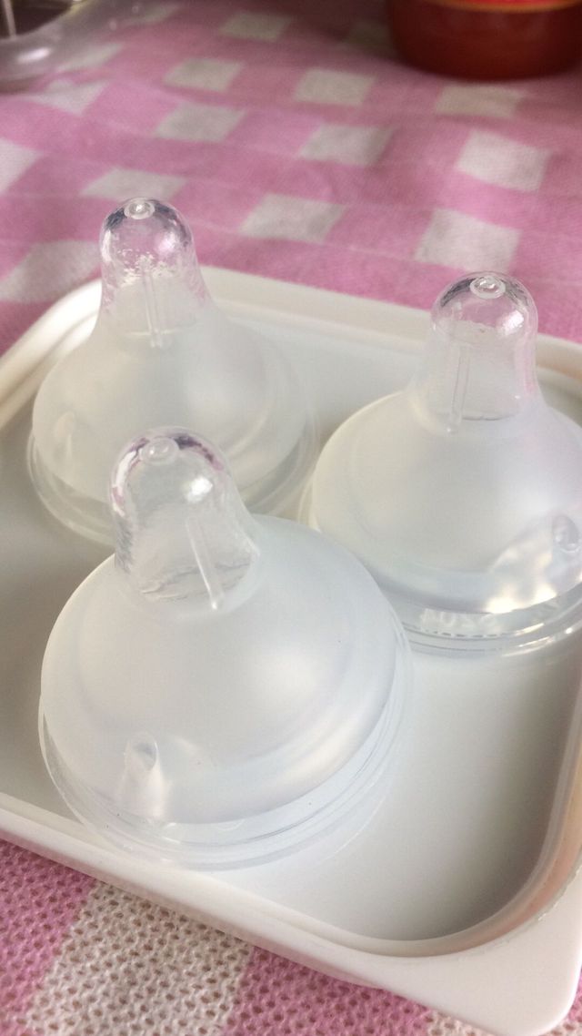 上海製有問題的奶嘴頭
（因為拍照光線關係看起來好像不嚴重，但其實整個是霧茫茫的）