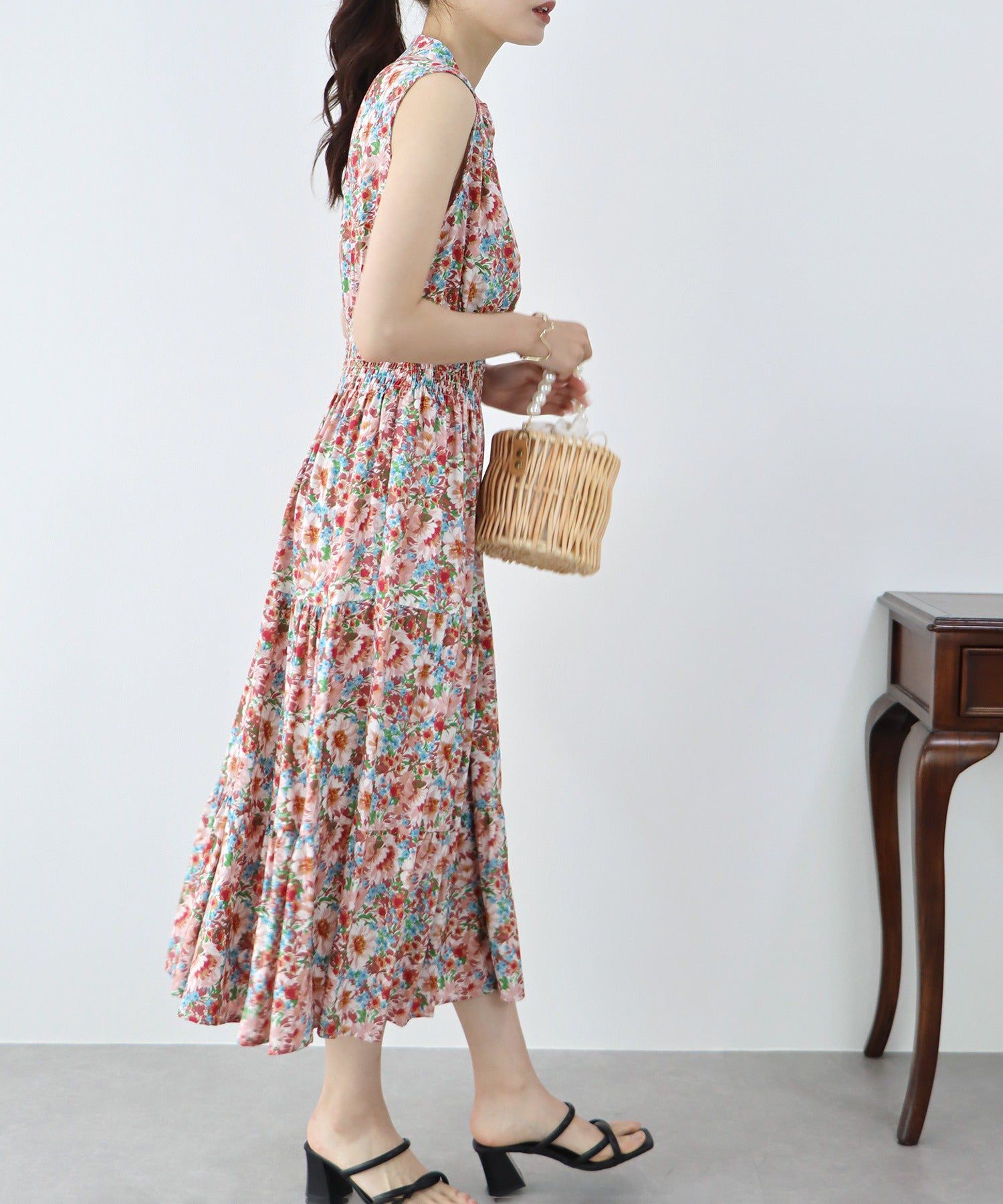 日本 BLUE EAST - 優雅小V領無袖洋裝-素色-摩卡