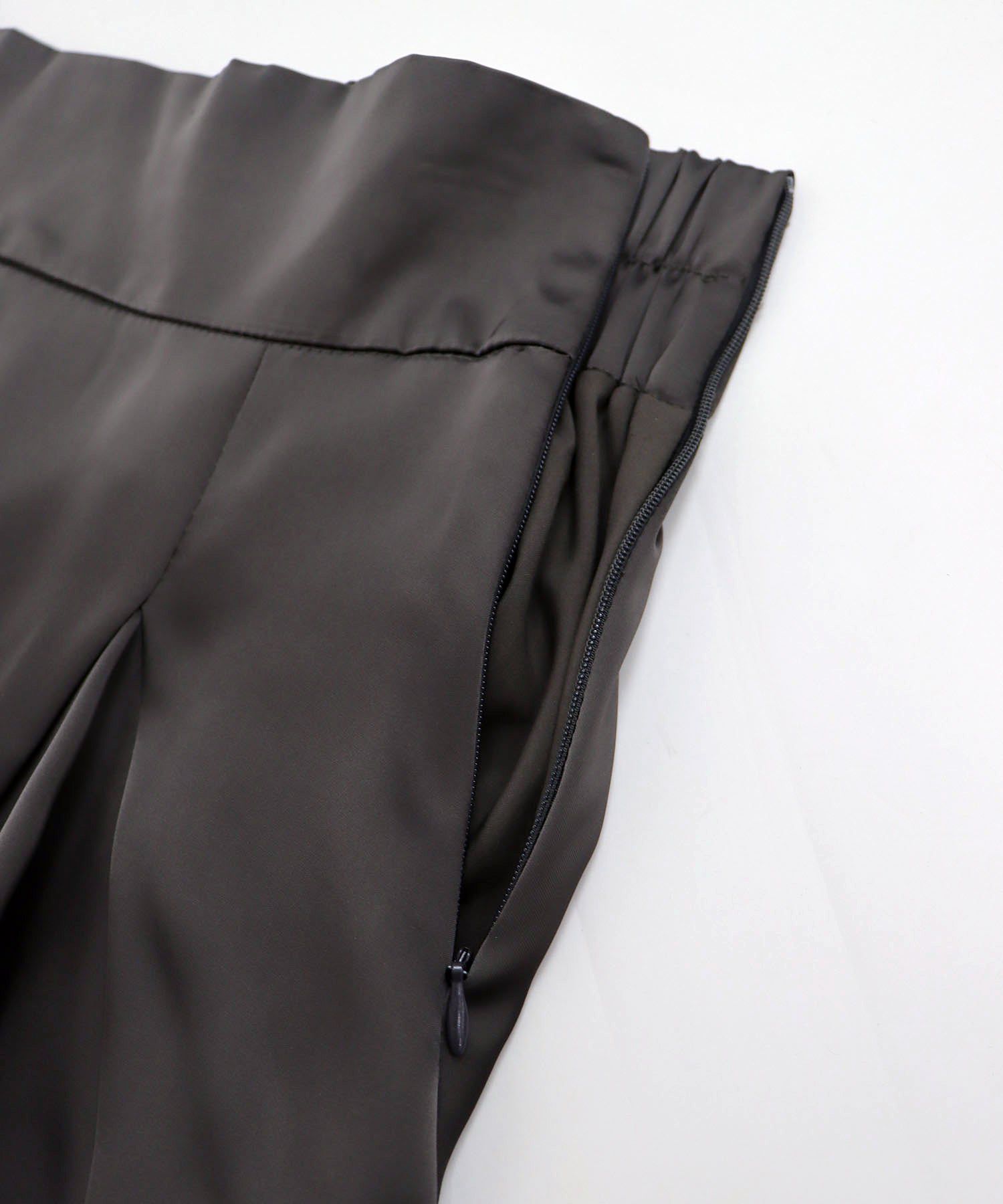 日本 BLUE EAST - 光澤不規則抓皺修身長裙-深灰