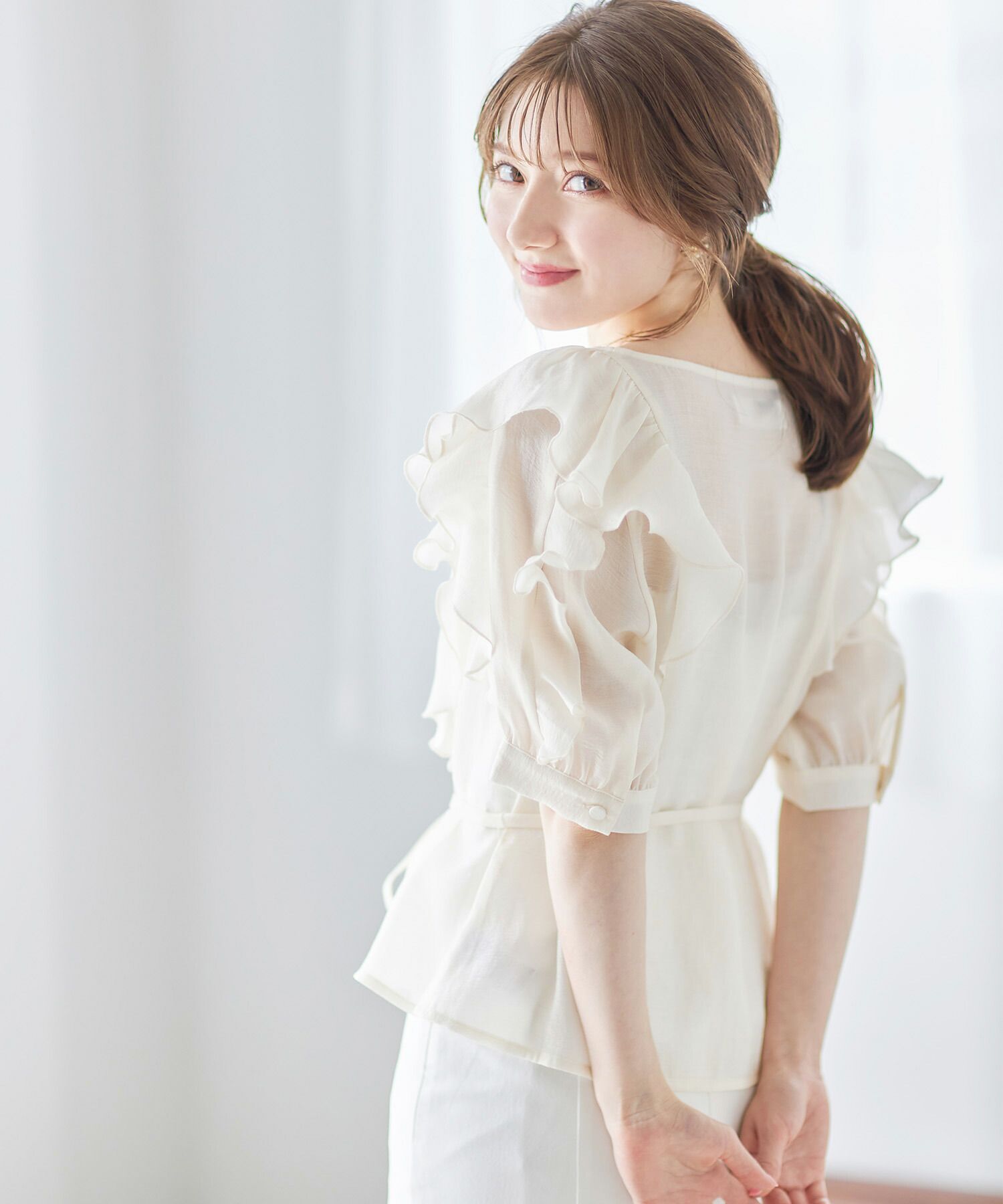 日本 tocco-closet - 優雅光澤感綁帶短袖上衣-星塵粉