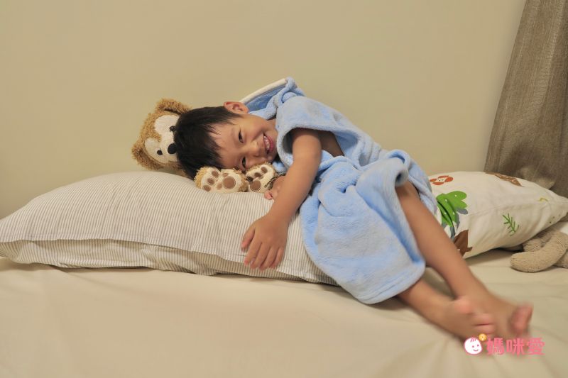 日本 LIV HEART - 5倍吸水力蓬鬆柔軟 兒童連帽背心浴袍-花貓-白 (長60cm)