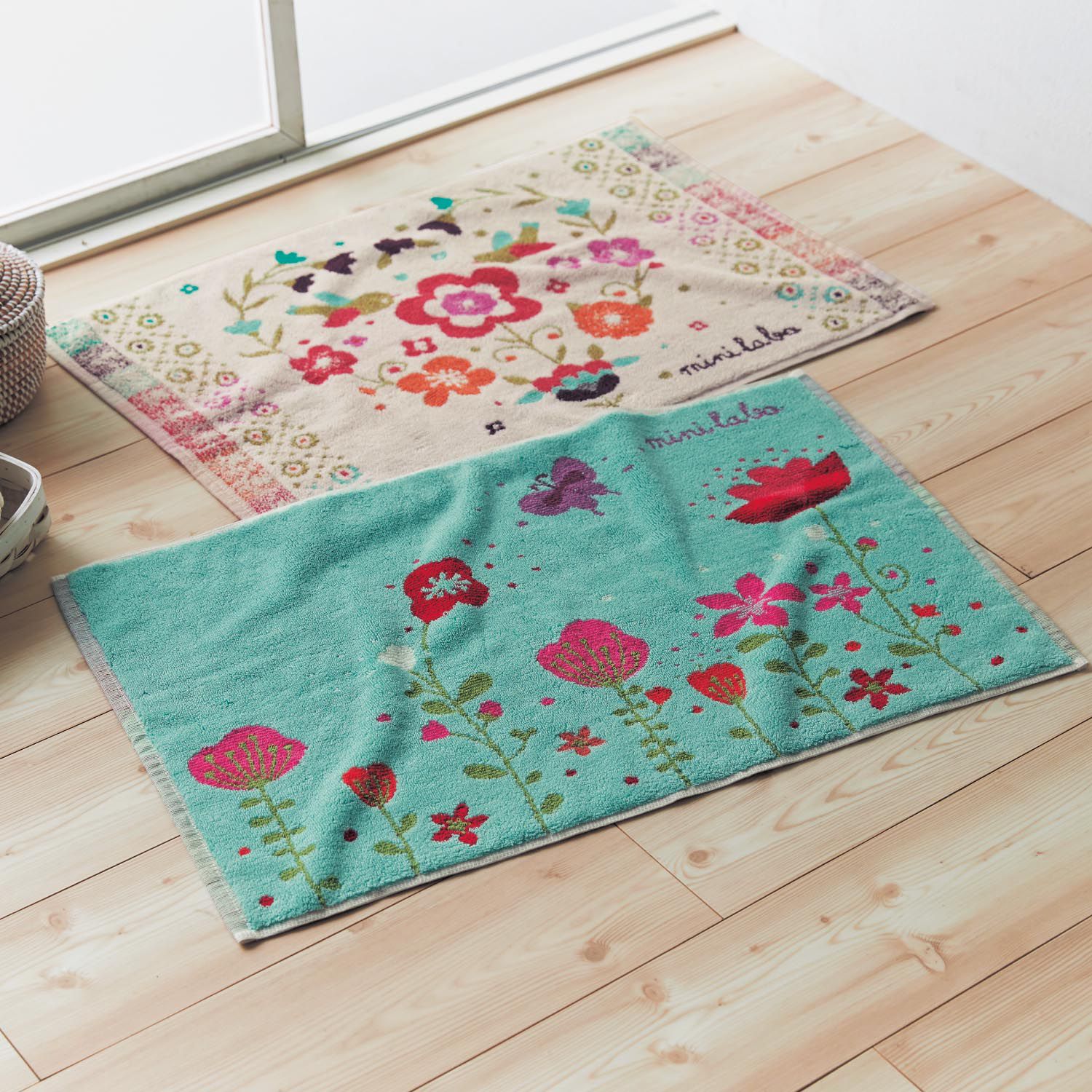 日本千趣會 - mini labo 純棉吸水腳踏墊2入組(浴室)-蝴蝶花圃x愛心花圈-水藍x米 (45x70cm)