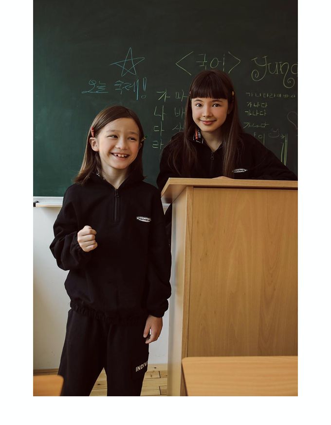 韓國 INDIVIDUEL - 品牌標誌立領拉鍊長袖上衣-黑