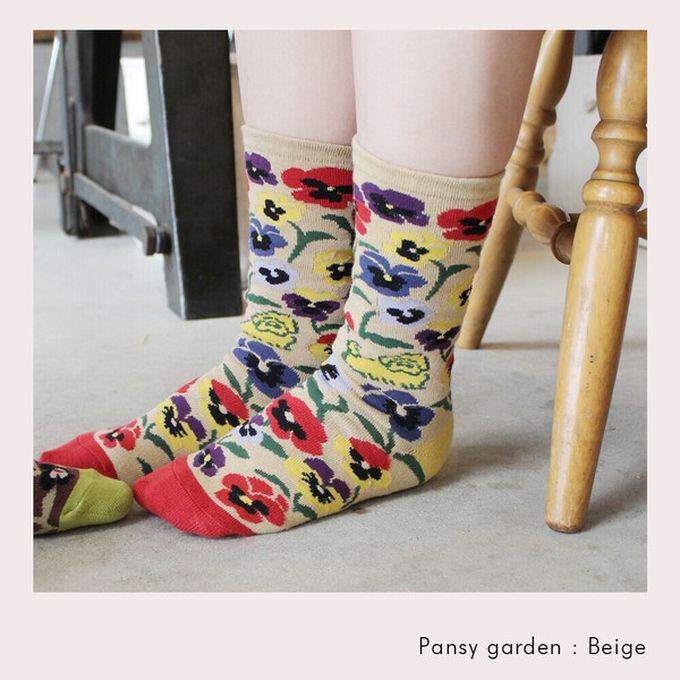 日本女裝代購 - 日本製 唯美花卉風長襪-三色堇花園-咖啡 (23-25cm)