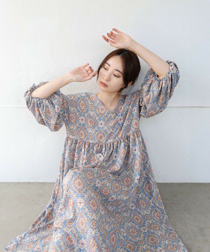日本 Bab - 滿版歐風印花V領泡泡寬袖洋裝-寶藍棕系