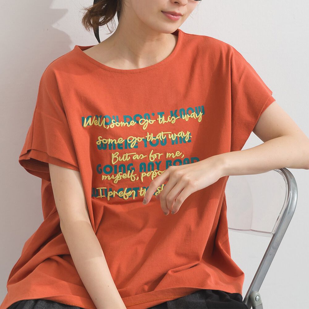 100%棉 重疊刺繡文字寬鬆感短袖上衣-橘
