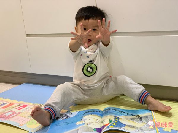 孩子超愛音效書單本160元❤ 1歲起英文遊戲操作書！玩到跟著節奏搖擺囉♫