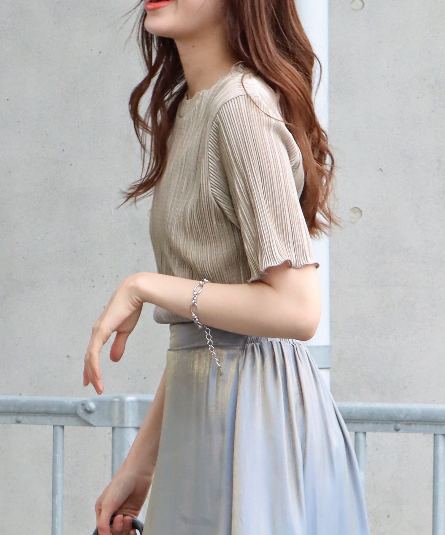 日本 BLUE EAST - 圓領貝殼紋光澤短袖上衣-卡其