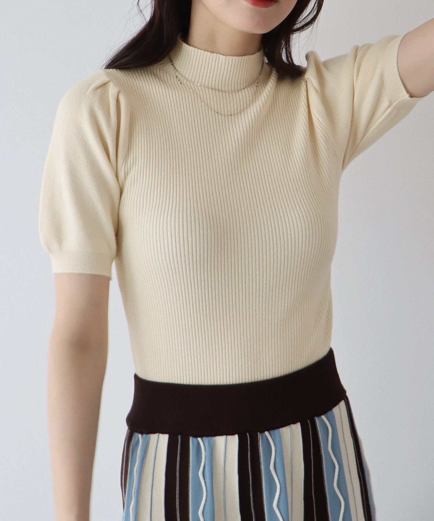 日本 BLUE EAST - 甜美彈性羅紋泡泡袖上衣-咖啡