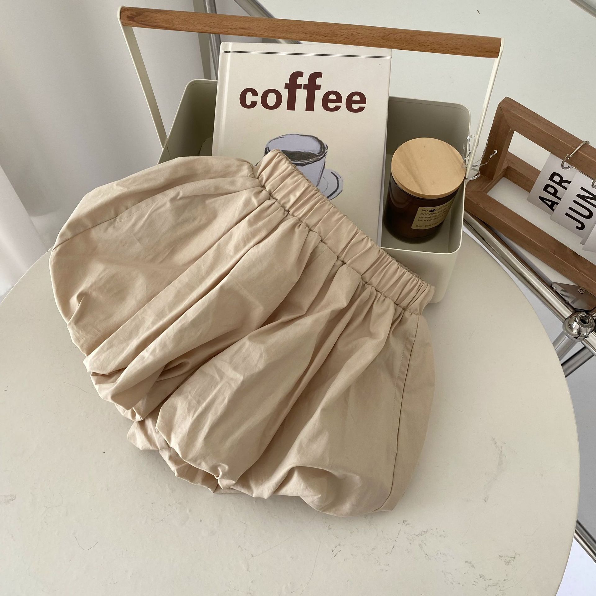 腰鬆緊花苞燈籠短褲-奶咖啡色