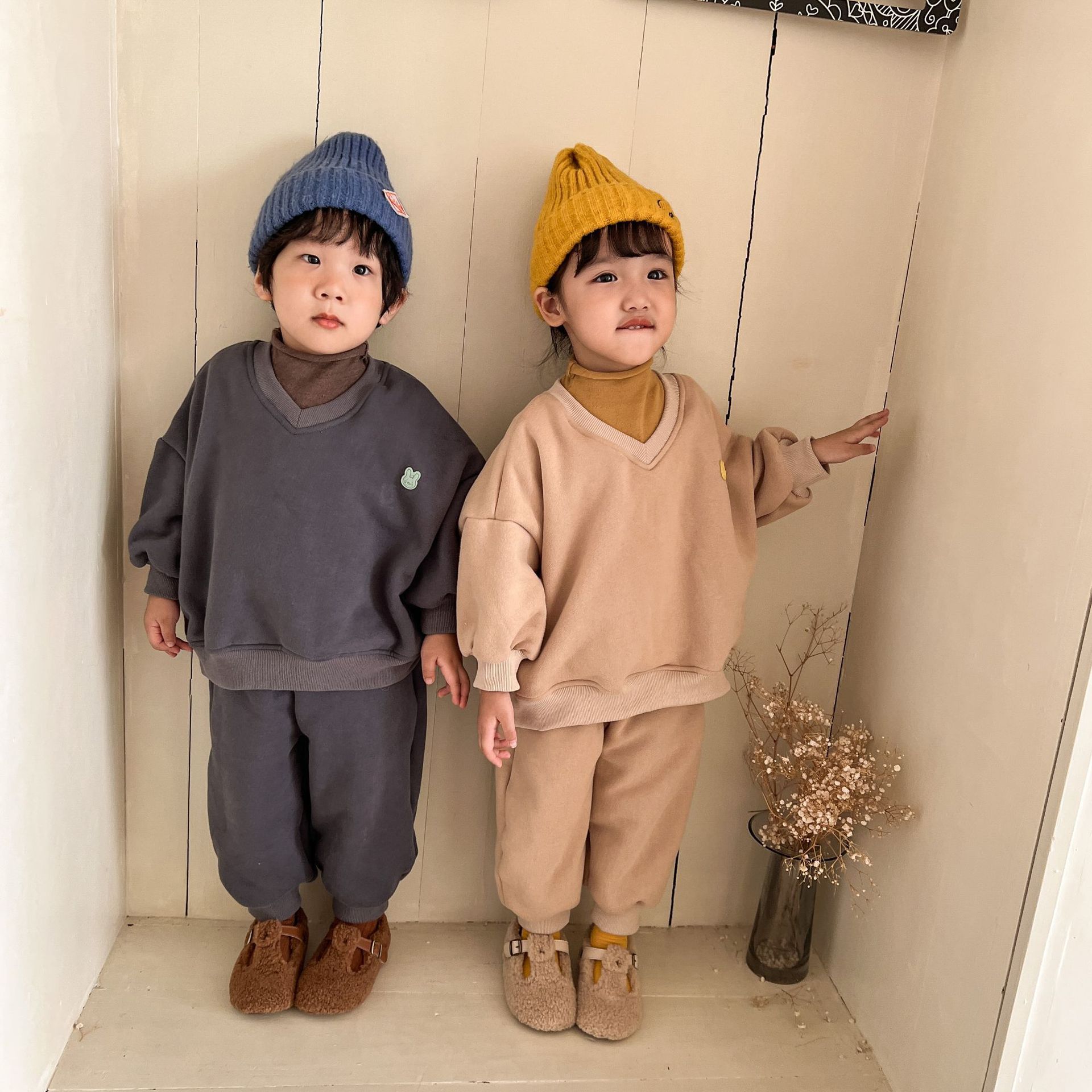 小兔徽章V領加絨長袖套裝-卡其色