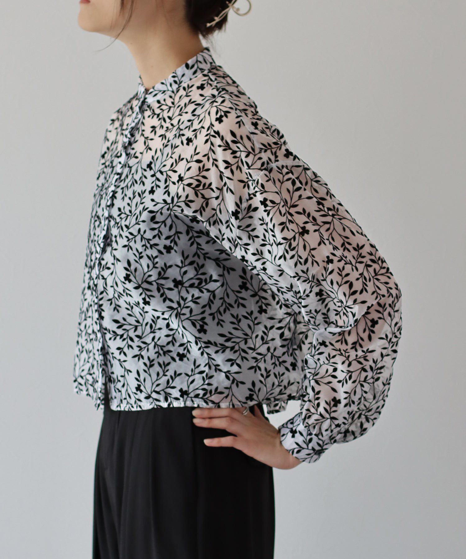 日本 BLUE EAST - 優雅透感植物紋長袖襯衫-黑