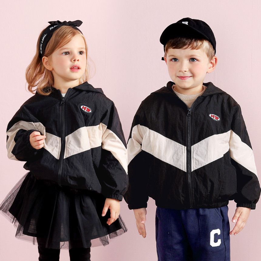 韓國 WALTON kids - 徽章點綴連帽防風外套-黑X米