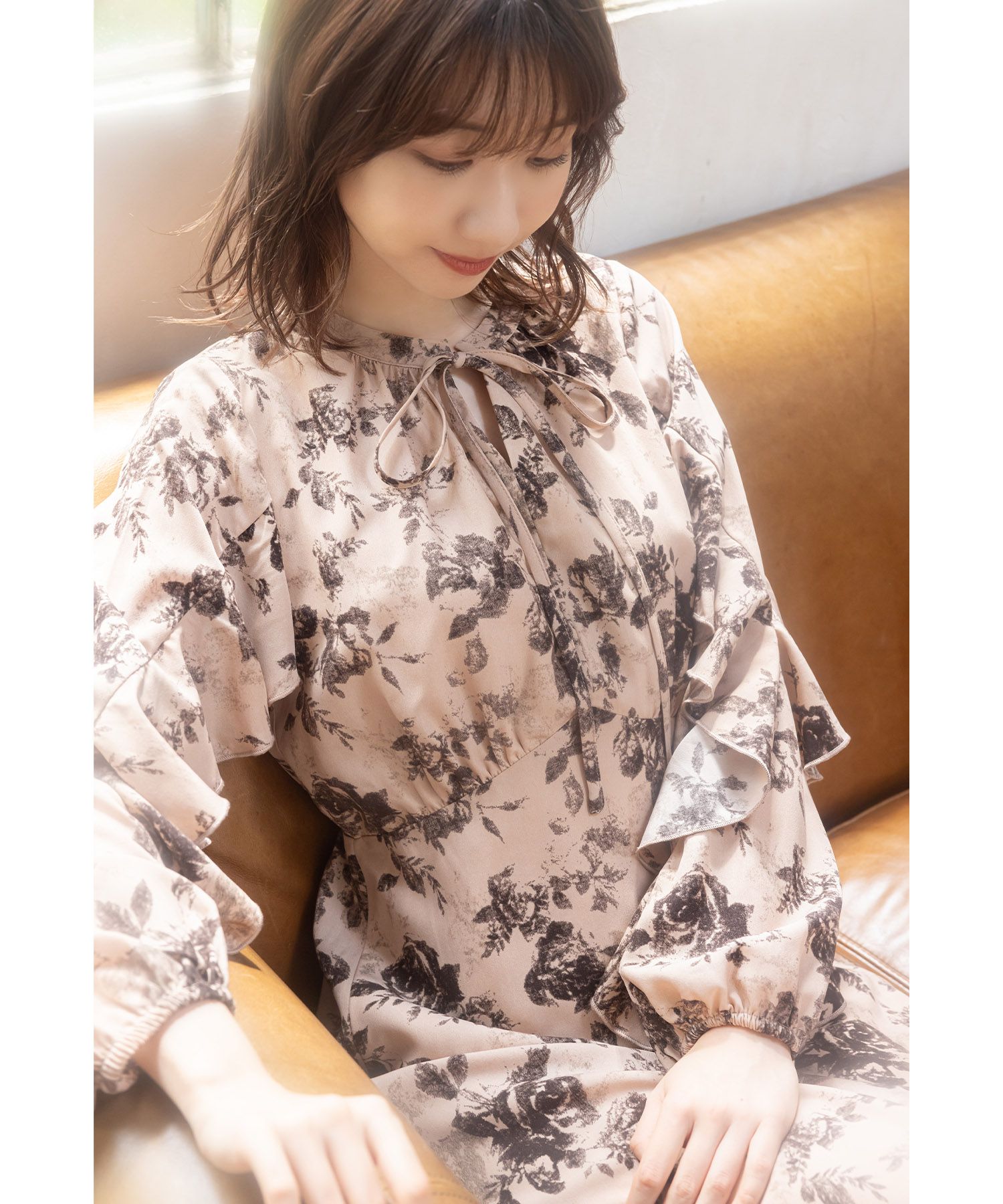 日本 tocco-closet - 優雅花朵波浪袖洋裝-粉膚杏