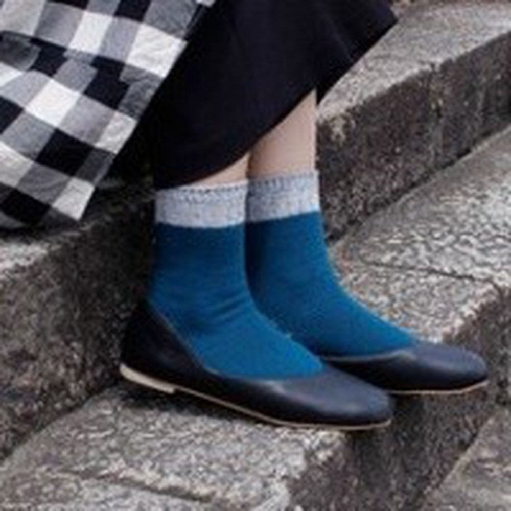 日本女裝代購 - 日本製 羊毛混紡撞色保暖中筒襪-海洋藍 (23-25)