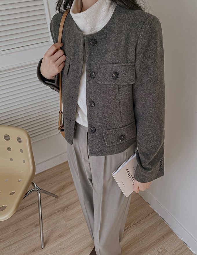 韓國 Urbantheroom - 高質感排釦無領短版夾克-卡其灰 (Free)