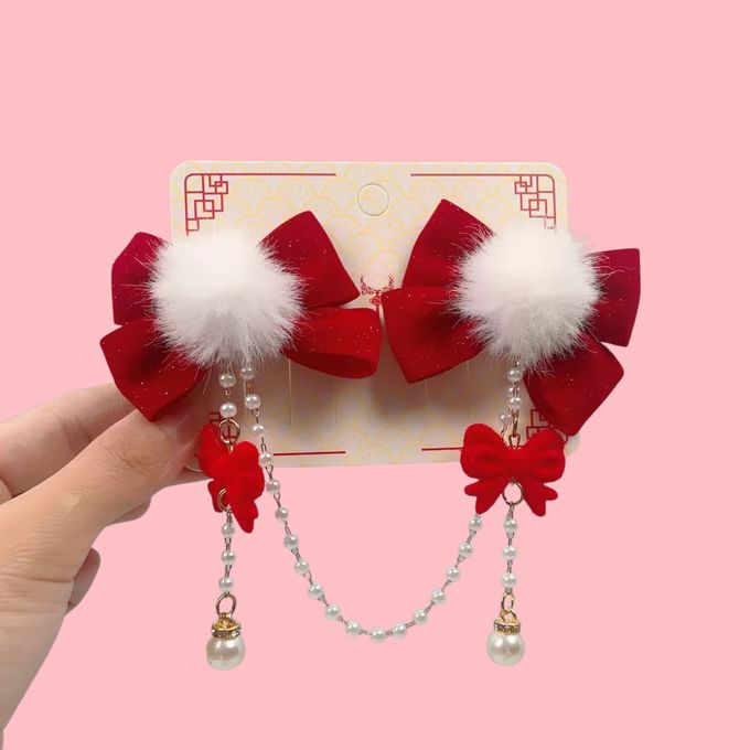 love, charlotte - 新年拜年毛球紅絲絨蝴蝶結相連珍珠鏈對夾髮飾