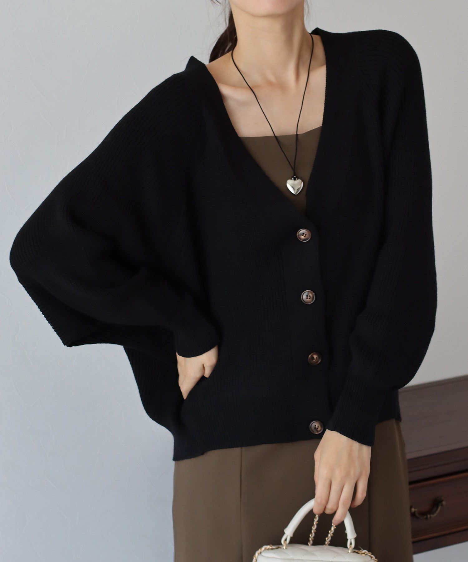 日本 BLUE EAST - 百搭V領彈性針織外套-米杏