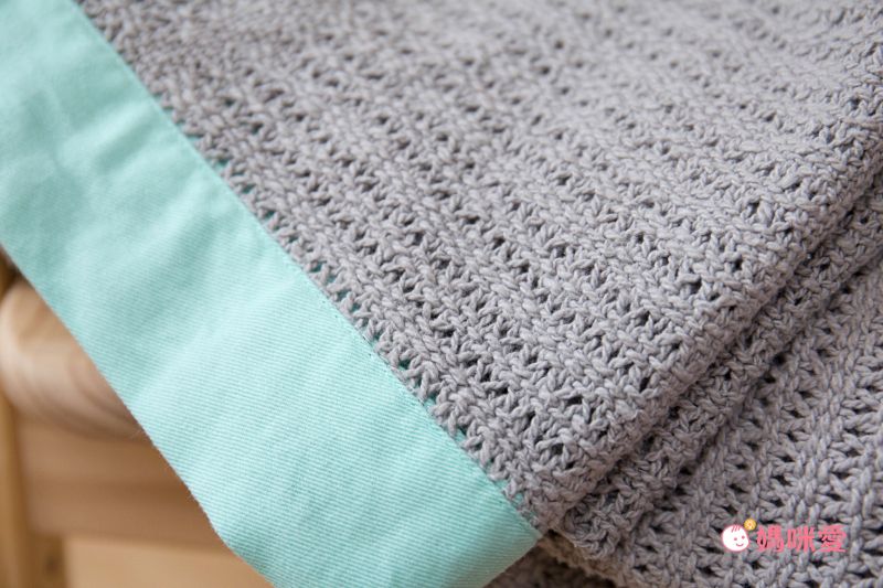 英國 Mama Designs - 100% 棉織透氣洞洞毯-櫻花粉 (S號)-70x90cm