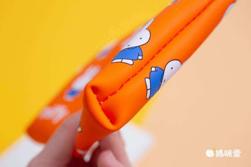 日本P+G design - 矽膠拉鍊收納袋/化妝包/筆袋-滿版米飛-橘紅 (M)