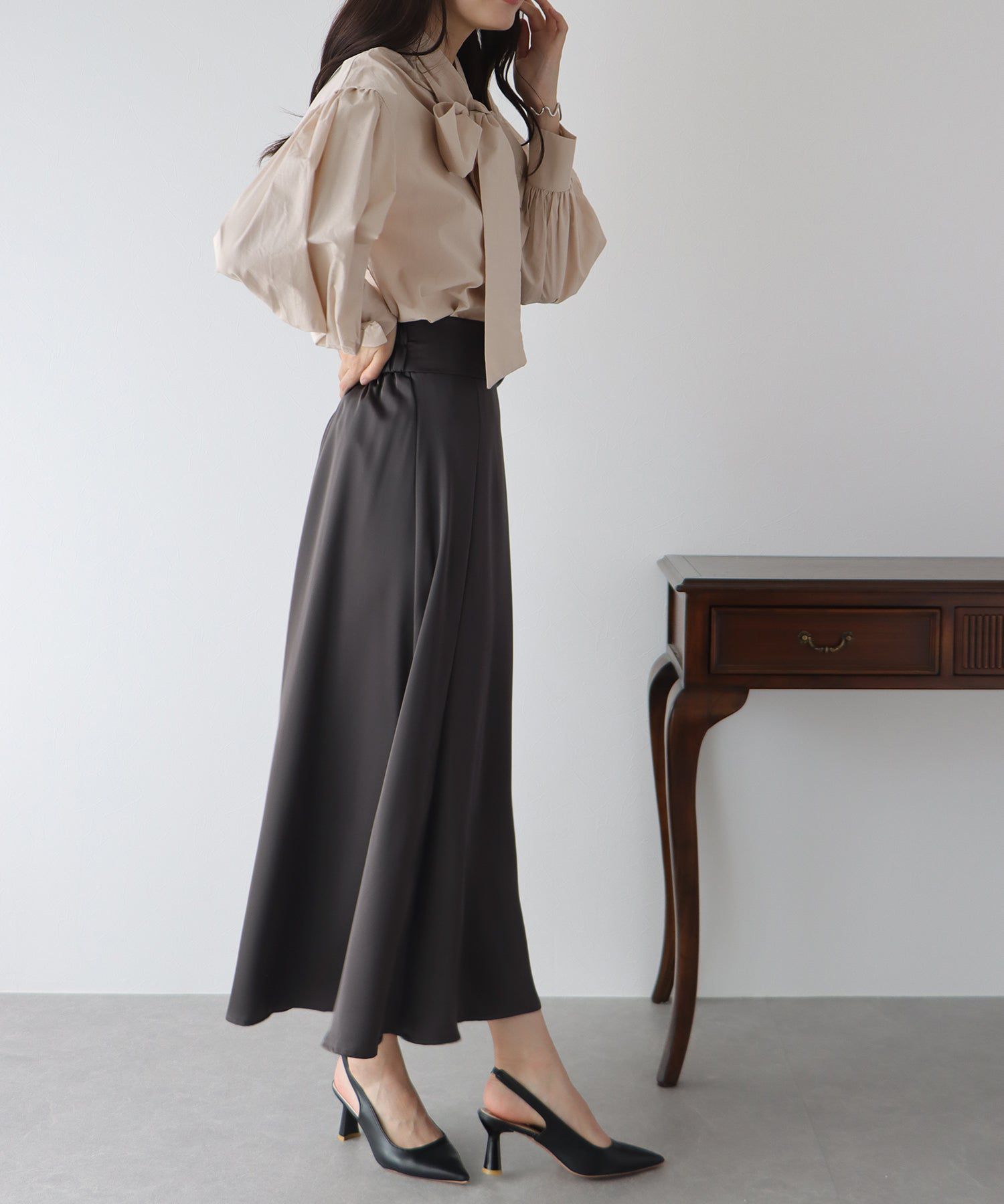 日本 BLUE EAST - 光澤不規則抓皺修身長裙-深灰