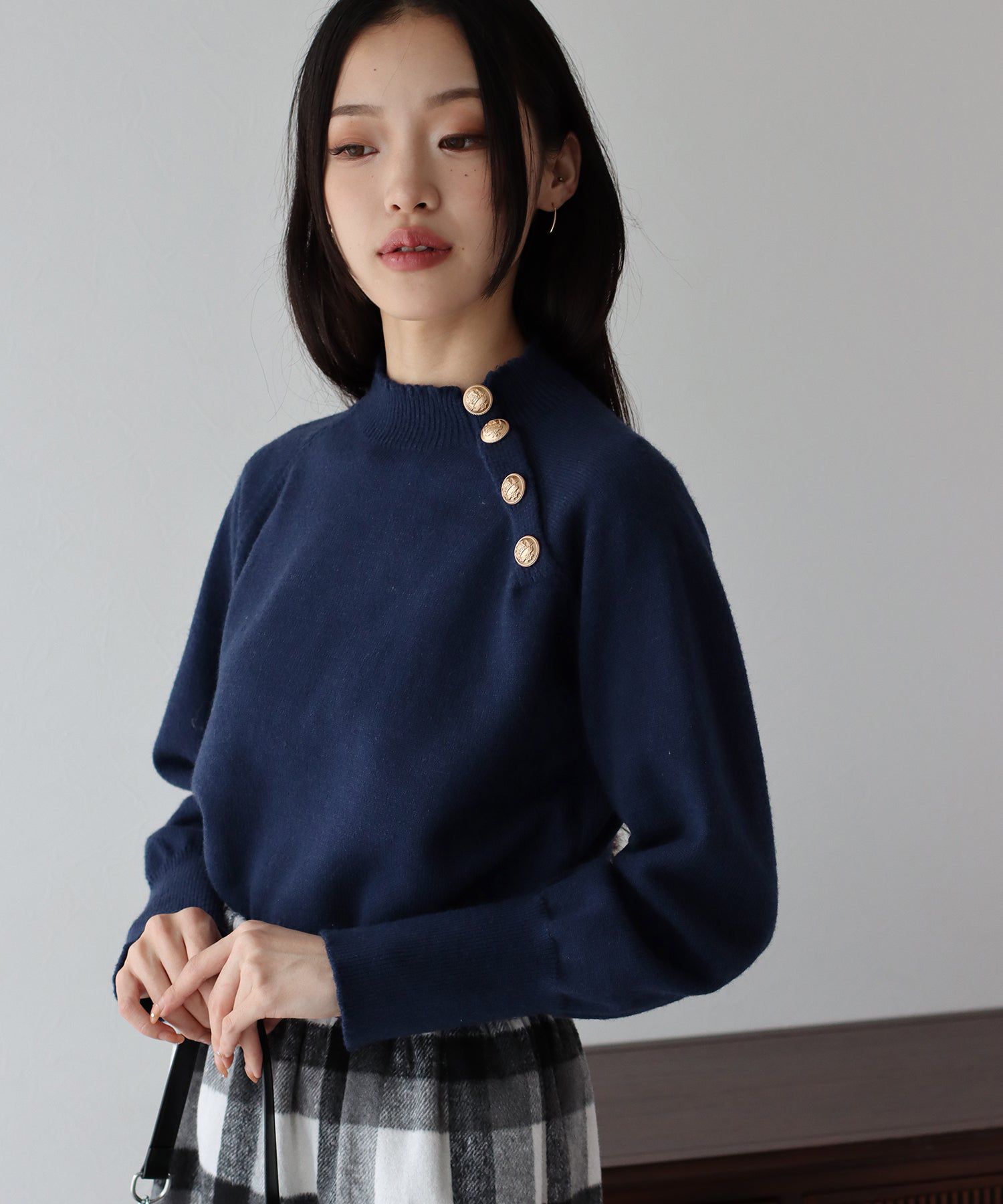 日本 BLUE EAST - 小圓金釦立領薄針織上衣-米杏