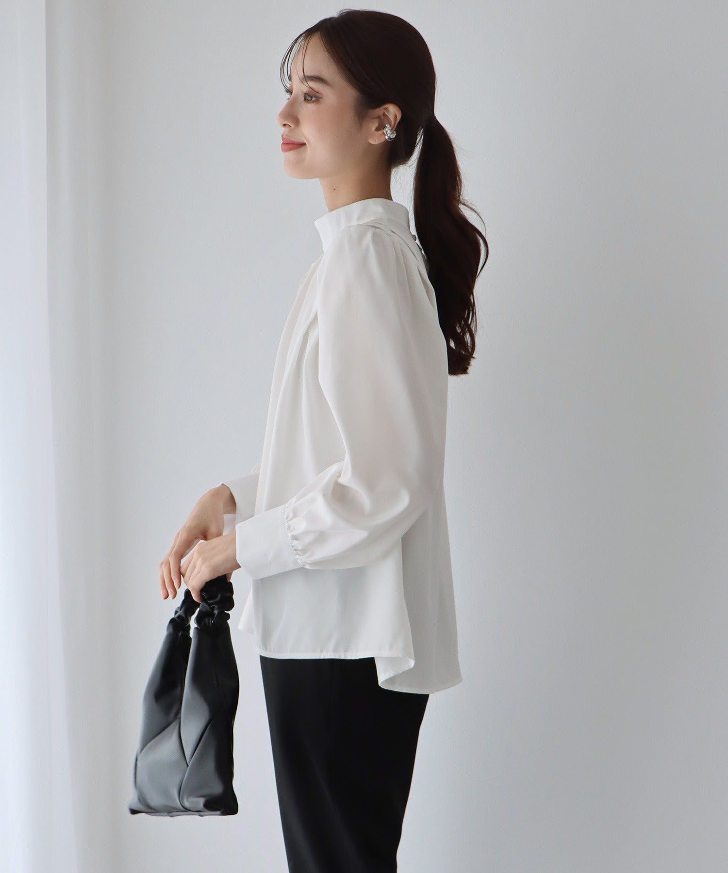 日本 BLUE EAST - 文藝氣質打摺長袖襯衫-米杏