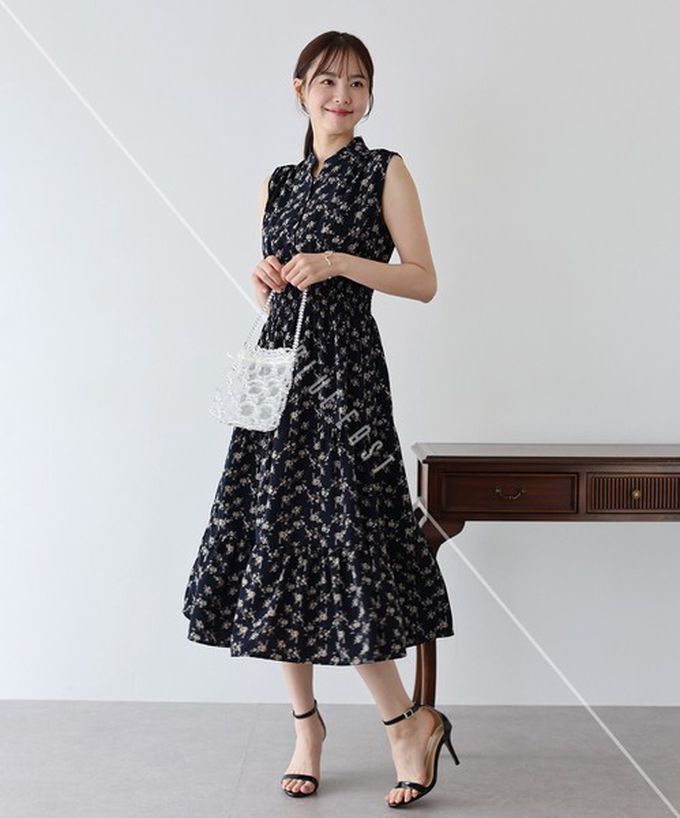 日本 BLUE EAST - 接觸冷感 縮腰顯瘦立領無袖洋裝-線條-黑 (M)