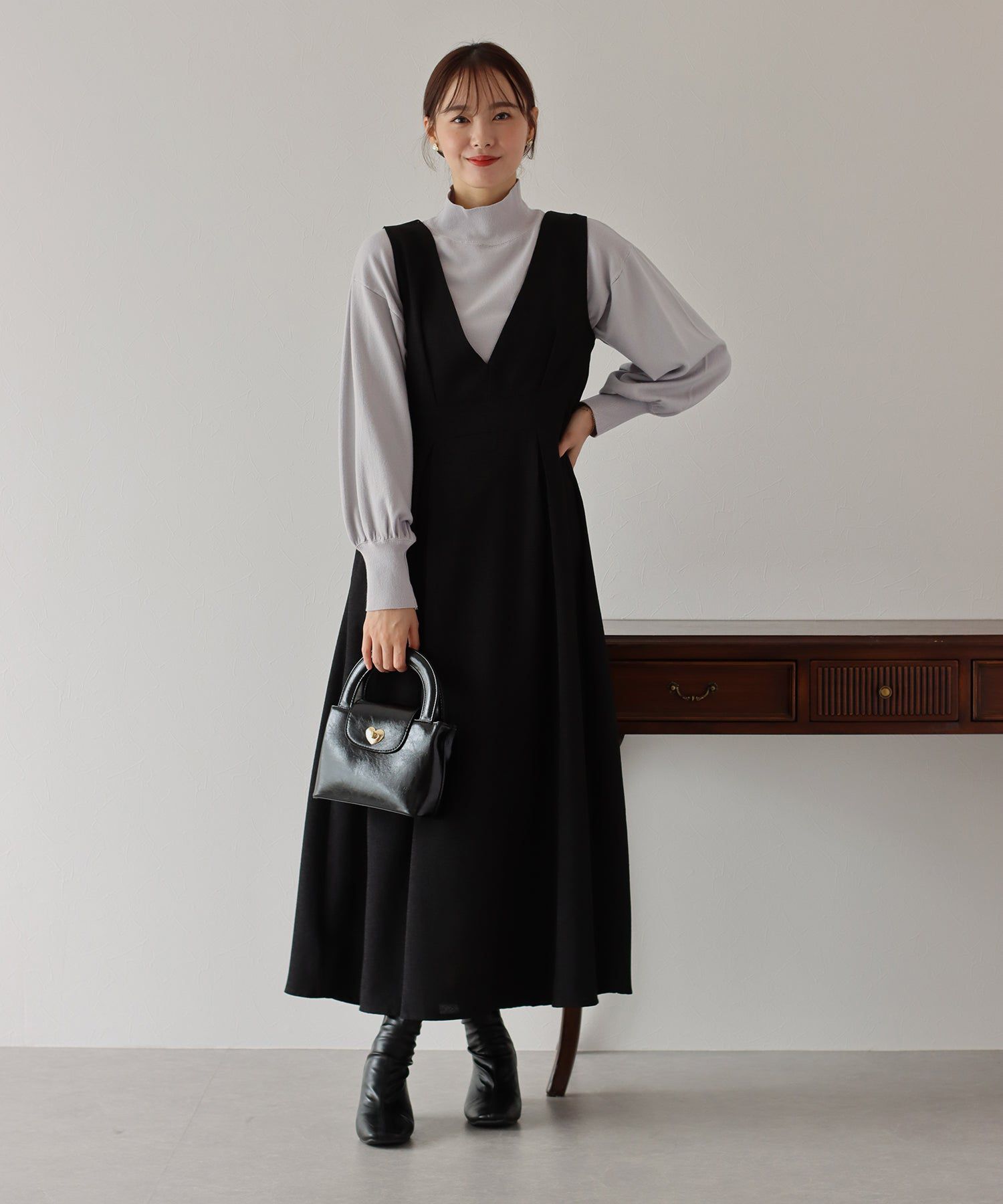 日本 BLUE EAST - 心機珍珠高領收袖針織長袖上衣-藍