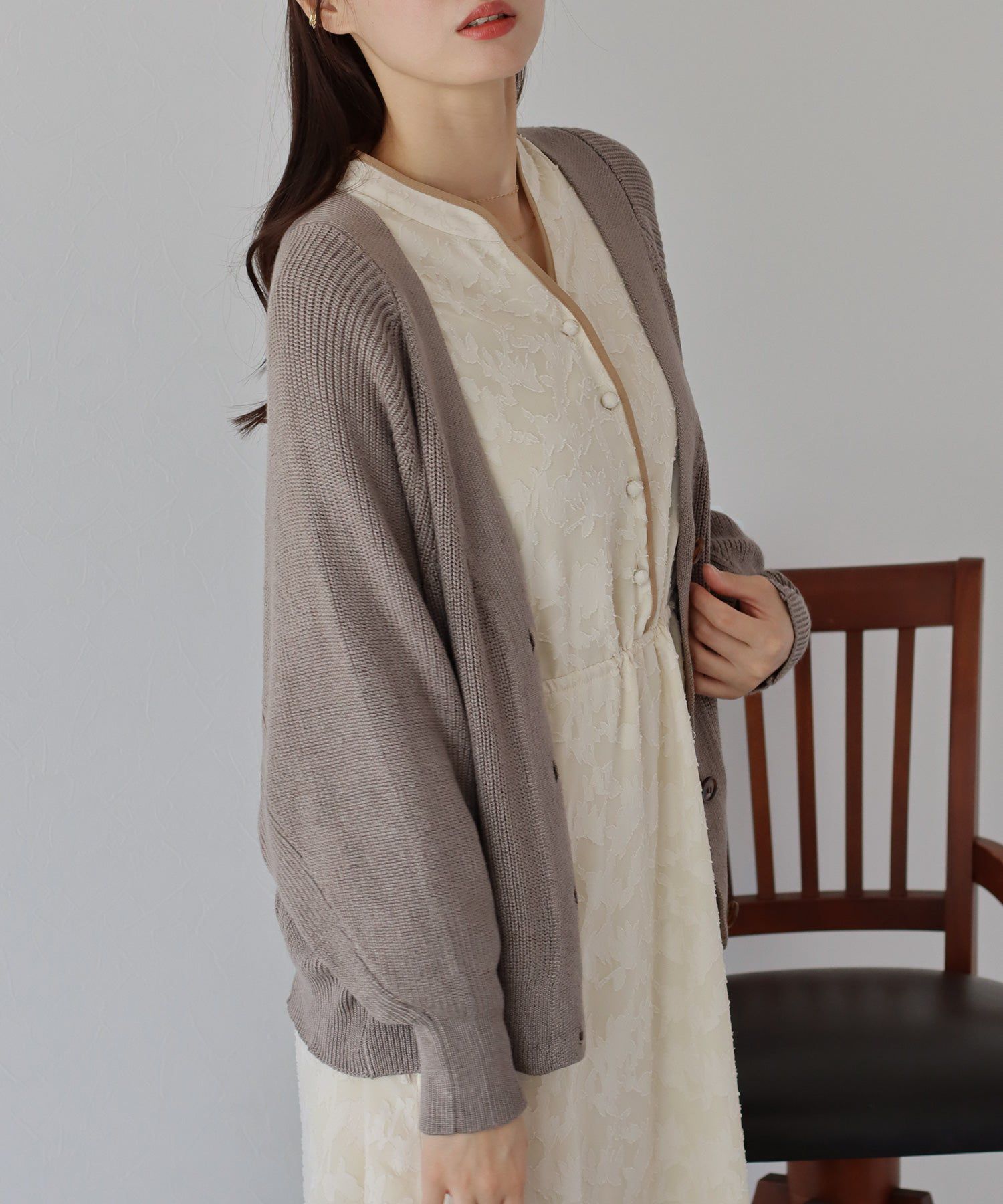 日本 BLUE EAST - 百搭V領彈性針織外套-米杏