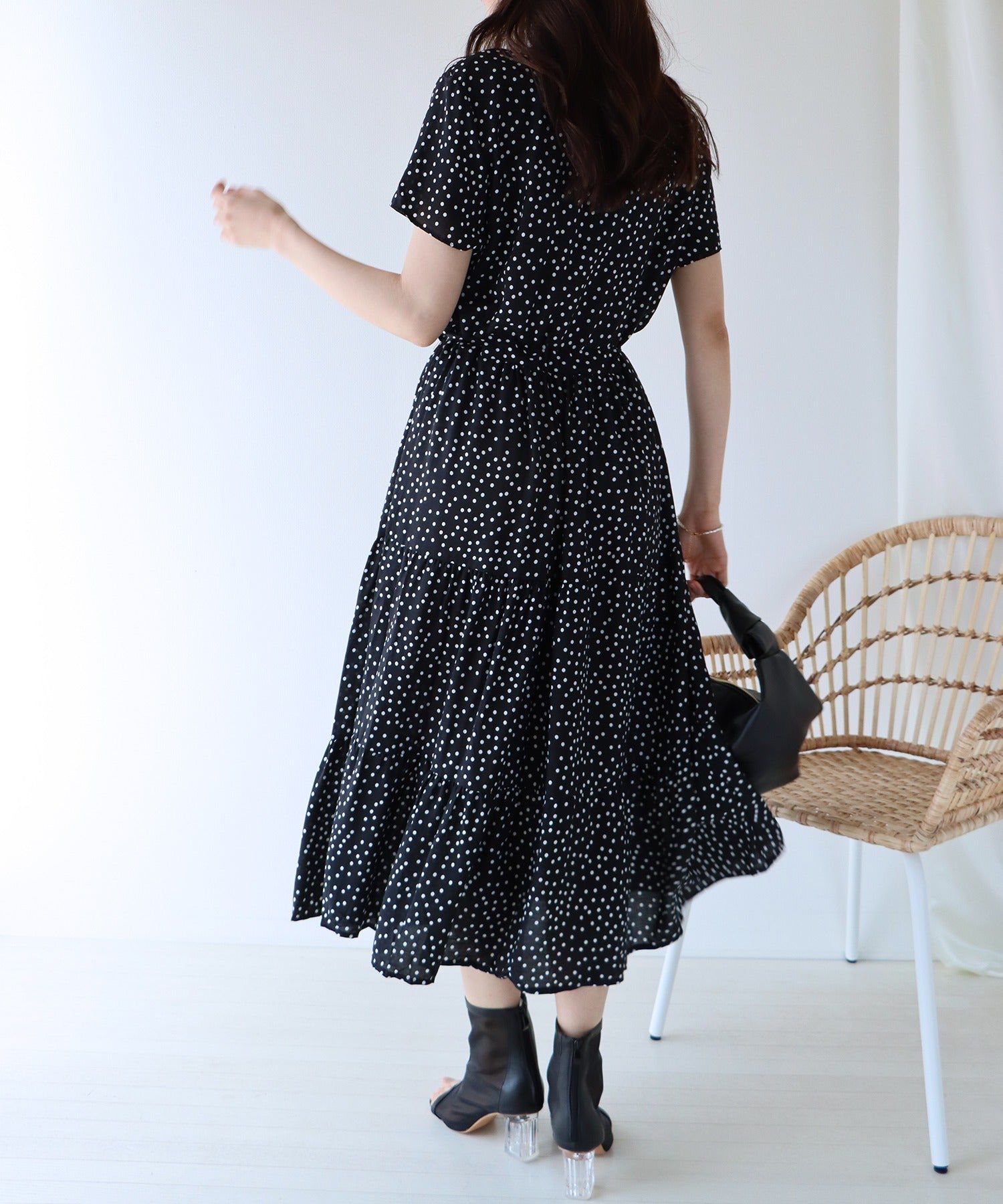 日本 BLUE EAST - 氣質小V領排釦短袖洋裝-碎花-深藍 (M(Free))