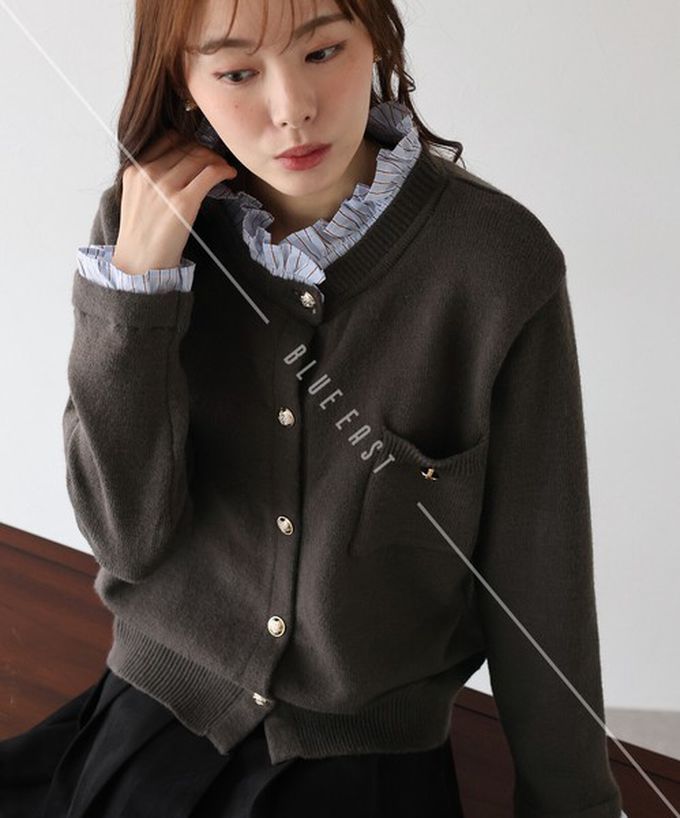 日本 BLUE EAST - 甜心假二件荷葉領金扣開襟衫-深咖啡 (M)
