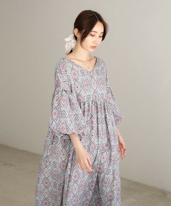 日本 Bab - 滿版歐風印花V領泡泡寬袖洋裝-象牙粉系