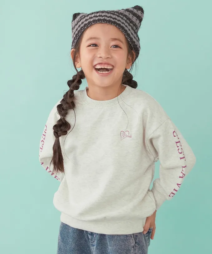 日本 devirock - 熱銷定番 女孩印花縮口長袖上衣-愛心LOGO-燕麥