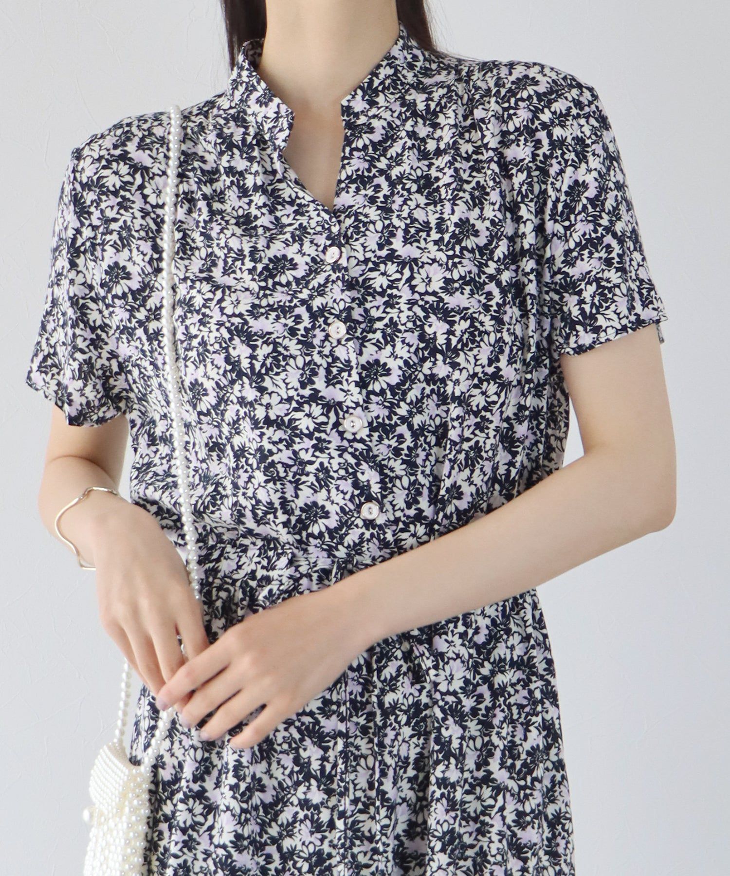 日本 BLUE EAST - 氣質小V領排釦短袖洋裝-碎花-深藍 (M(Free))