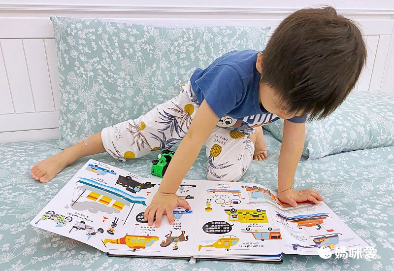 動動小手包禮物、搭雪橇！《一起快樂過聖誕》趣味互動遊戲書