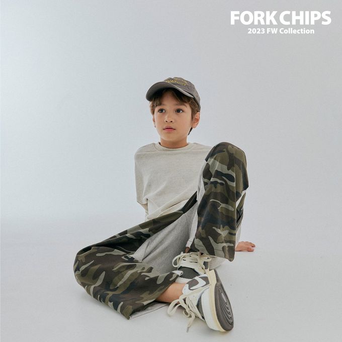 韓國 FORK CHIPS - 品牌刺繡點綴圓領長袖上衣-淺燕麥灰