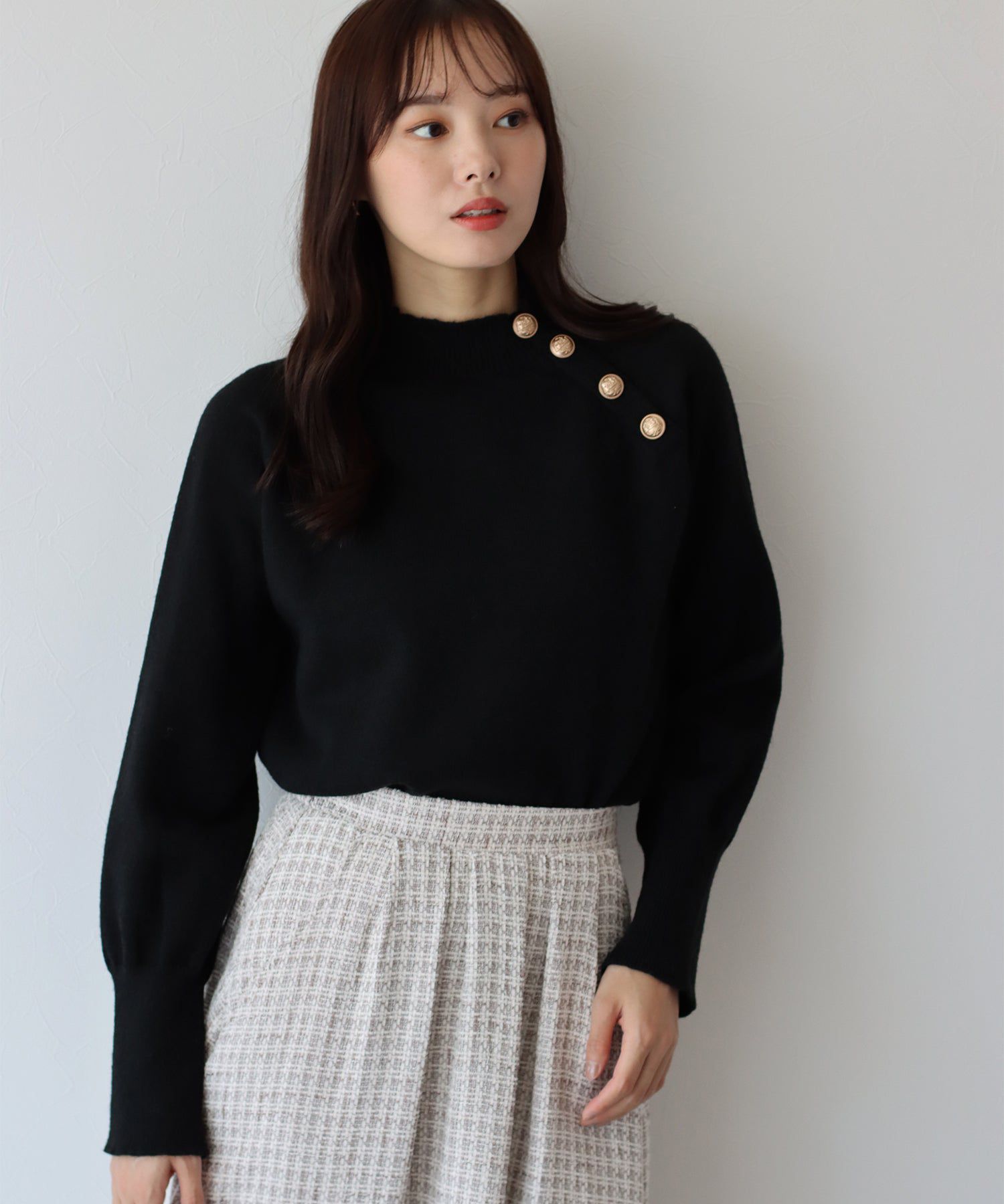 日本 BLUE EAST - 小圓金釦立領薄針織上衣-米杏