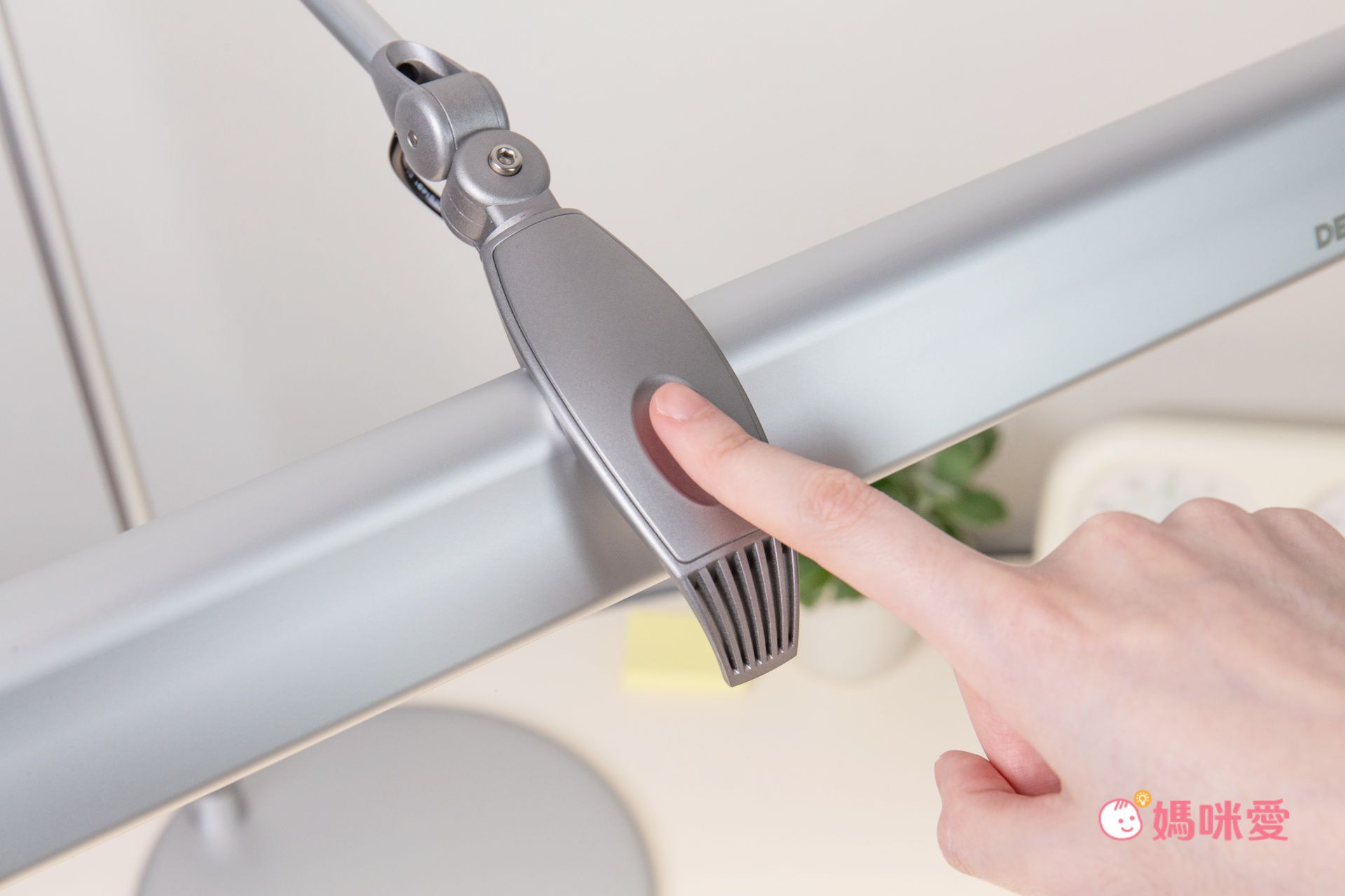 挑戰全網最低價【DEXLIGHT雙臂LED護眼檯燈】360°自由伸縮