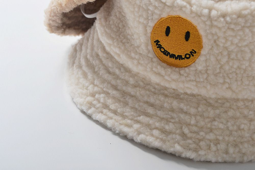 毛絨絨毛帽-笑臉繡花-米白色