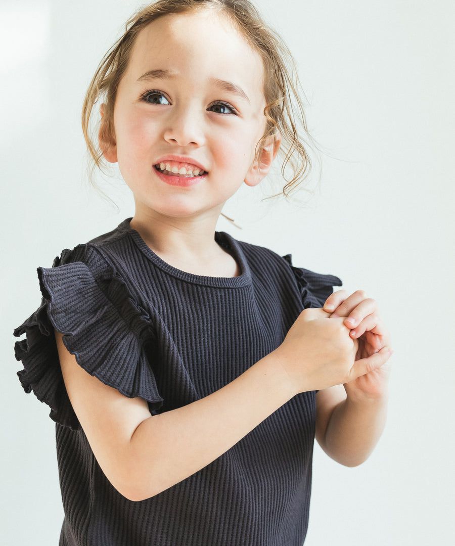 日本 PAIRMANON - 純棉荷葉衣袖拼接鬆餅紋短T-黑