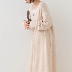 日本 OMNES - V領柔軟針織寬鬆感長袖洋裝-淺卡其