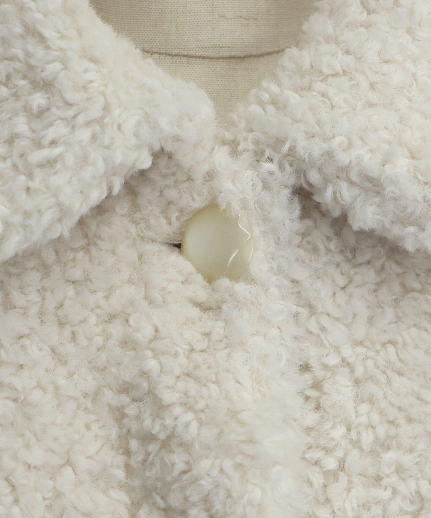 日本 BLUE EAST - 輕盈絨毛圓領短版外套-深咖啡