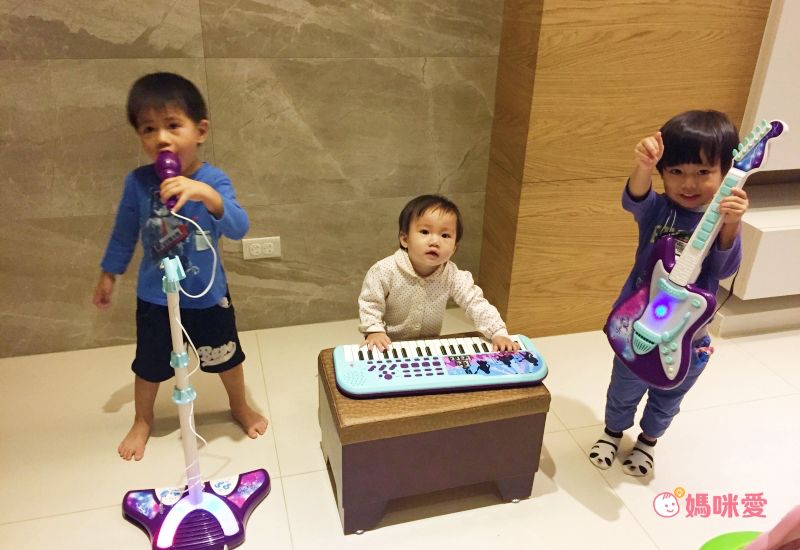 孩子化身搖滾巨星【擬真站立式麥克風】