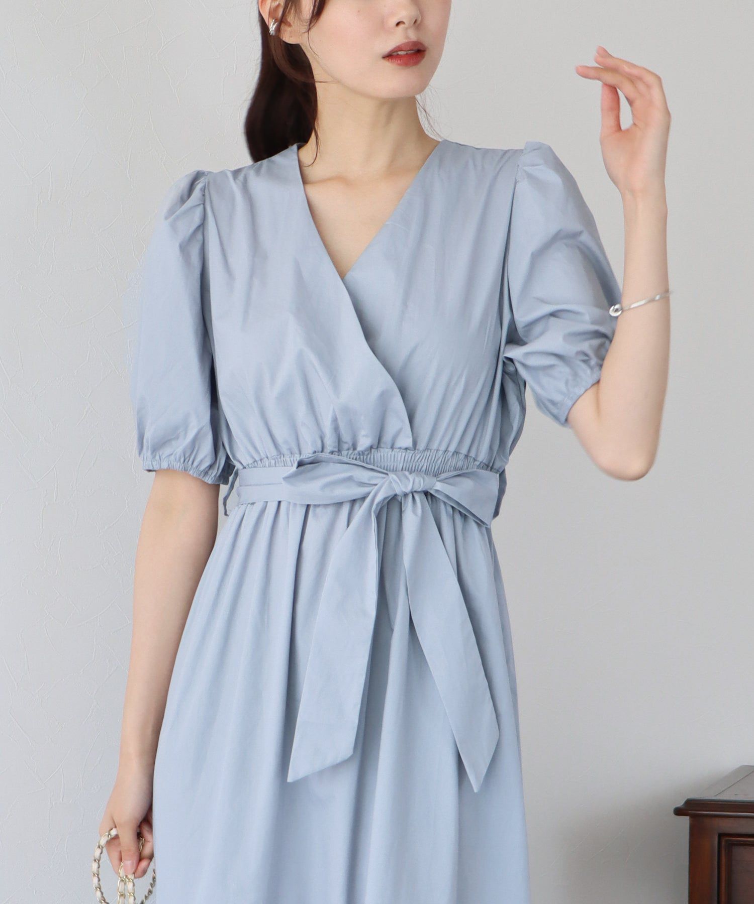 日本 BLUE EAST - 優雅小V領綁帶澎澎袖洋裝-奶茶棕