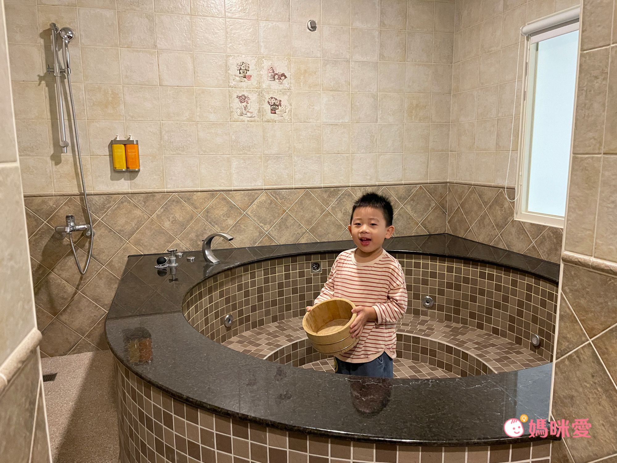 親子泡湯首選【礁溪白宮渡假勝地】大草皮/大湯池/遊樂設施