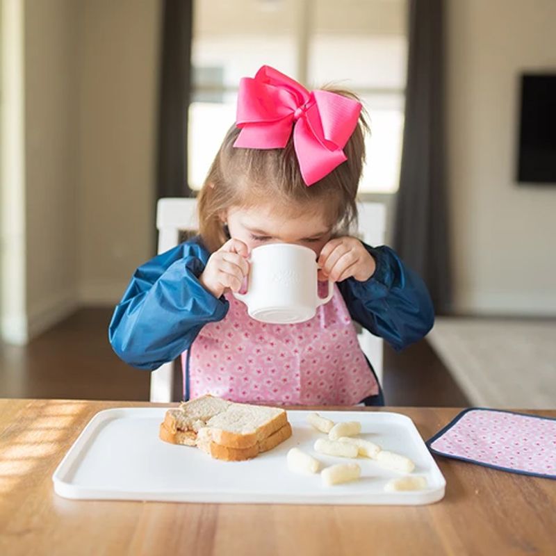 美國 green sprouts - 小綠芽超防滑寶寶學習喝水矽膠耐熱學習杯-純白