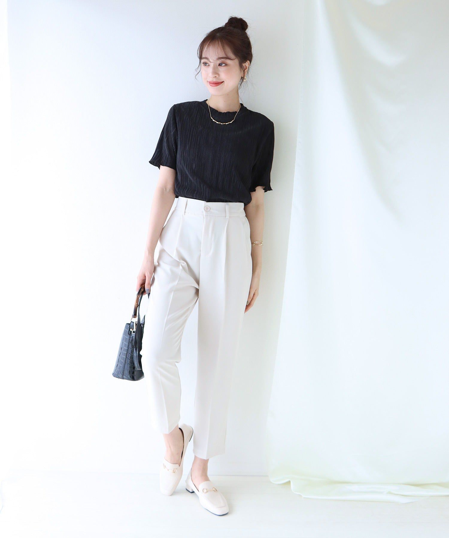 日本 BLUE EAST - 圓領貝殼紋光澤短袖上衣-卡其